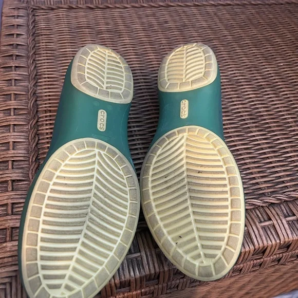 Green Open-Toe Crocs Flats - Picture 4 of 4